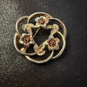 Vintage Sarah Coventry Round Raspberry Blossom Brooch. 1 1/2 Circumference.